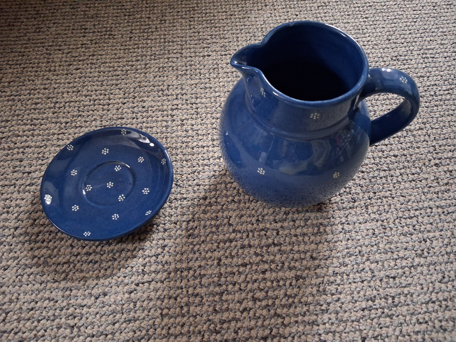 Set di piatti: Tiefblaue Keramikkaraffe mit Teller, weisse Blümchen – Usato da Wald ZH venduto da e8e 6