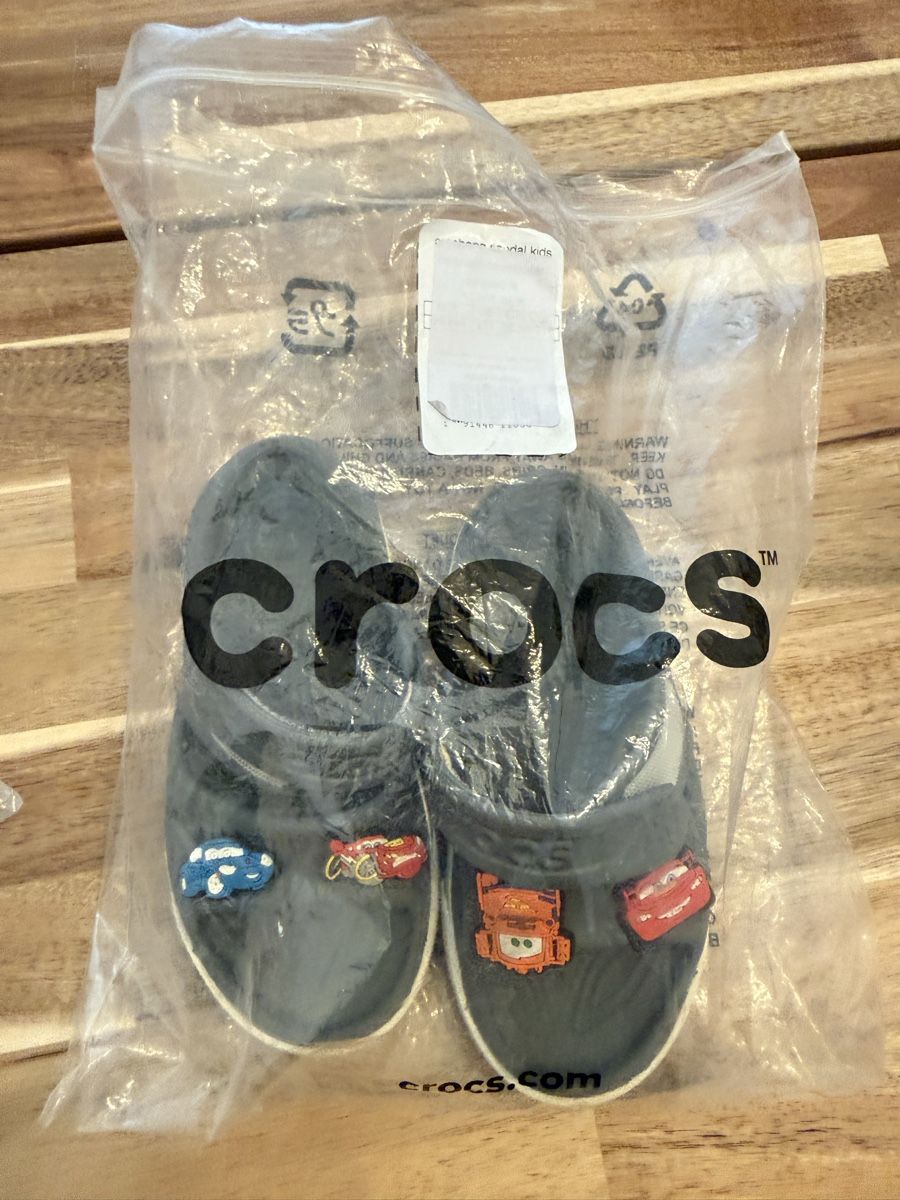 Scarpe per ragazzi: Kids' Crocs  10 C w/ Lightning McQueen Charms  – Usato da Adliswil venduto da cla_9qpg 2