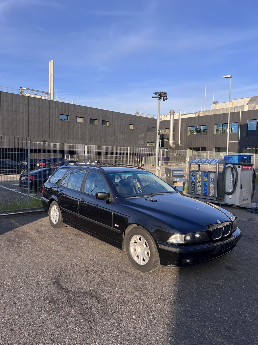 BMW Automobili: BMW 528i E39 Touring schwarz – Usato da Laufen venduto da andsan 9