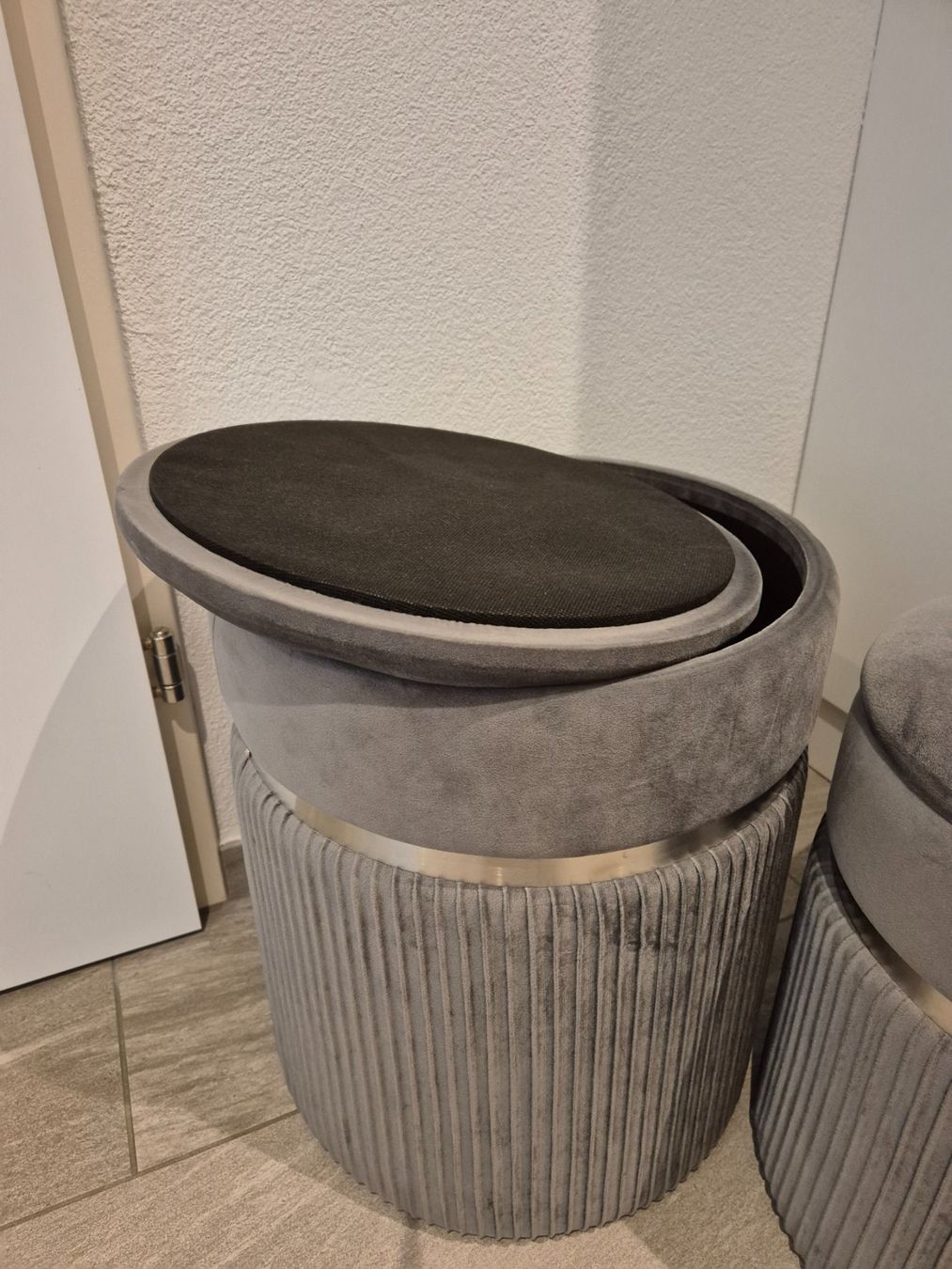 Westwing Hocker: 2 graue Poufs / Hocker mit Stauraum – Gebraucht aus Lufingen von mel_568n 1