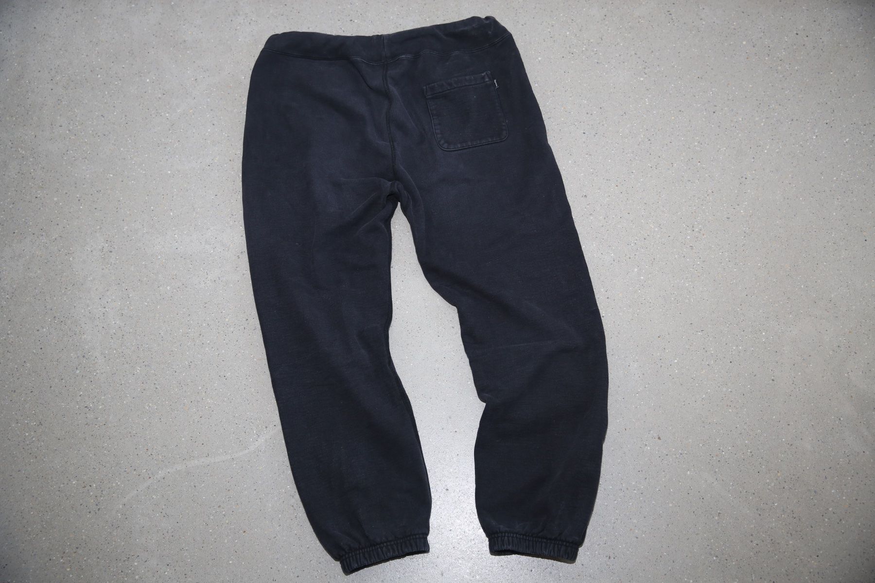Supreme Pantaloni: heavyweight supreme track pants – Usato da Zürich venduto da considermichael