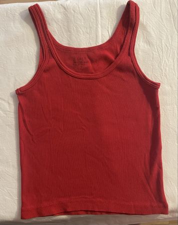 Rotes Tanktop, gerippt