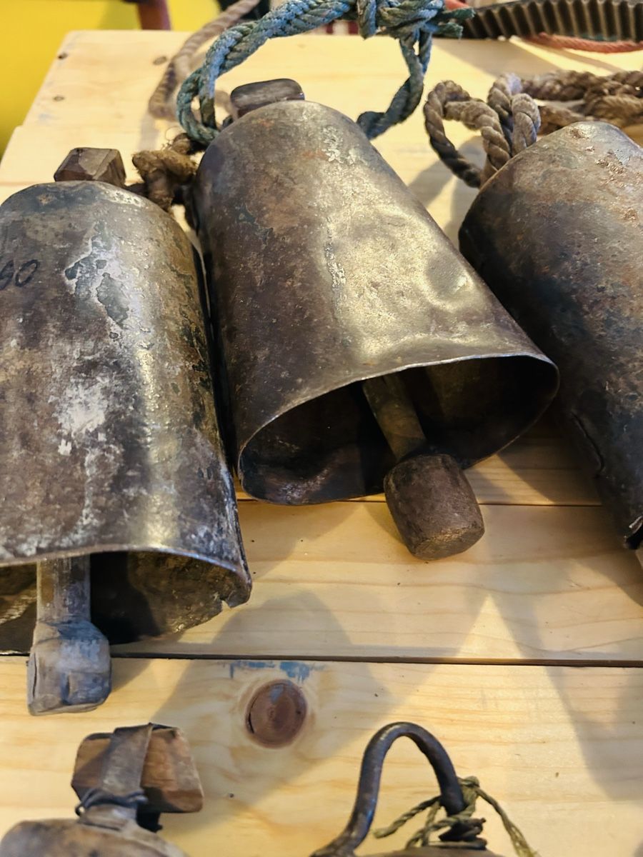Campanacci mucche: Antique Ziegen und Kuh Glocken.  – Usato da Zürich venduto da KuduKing 2