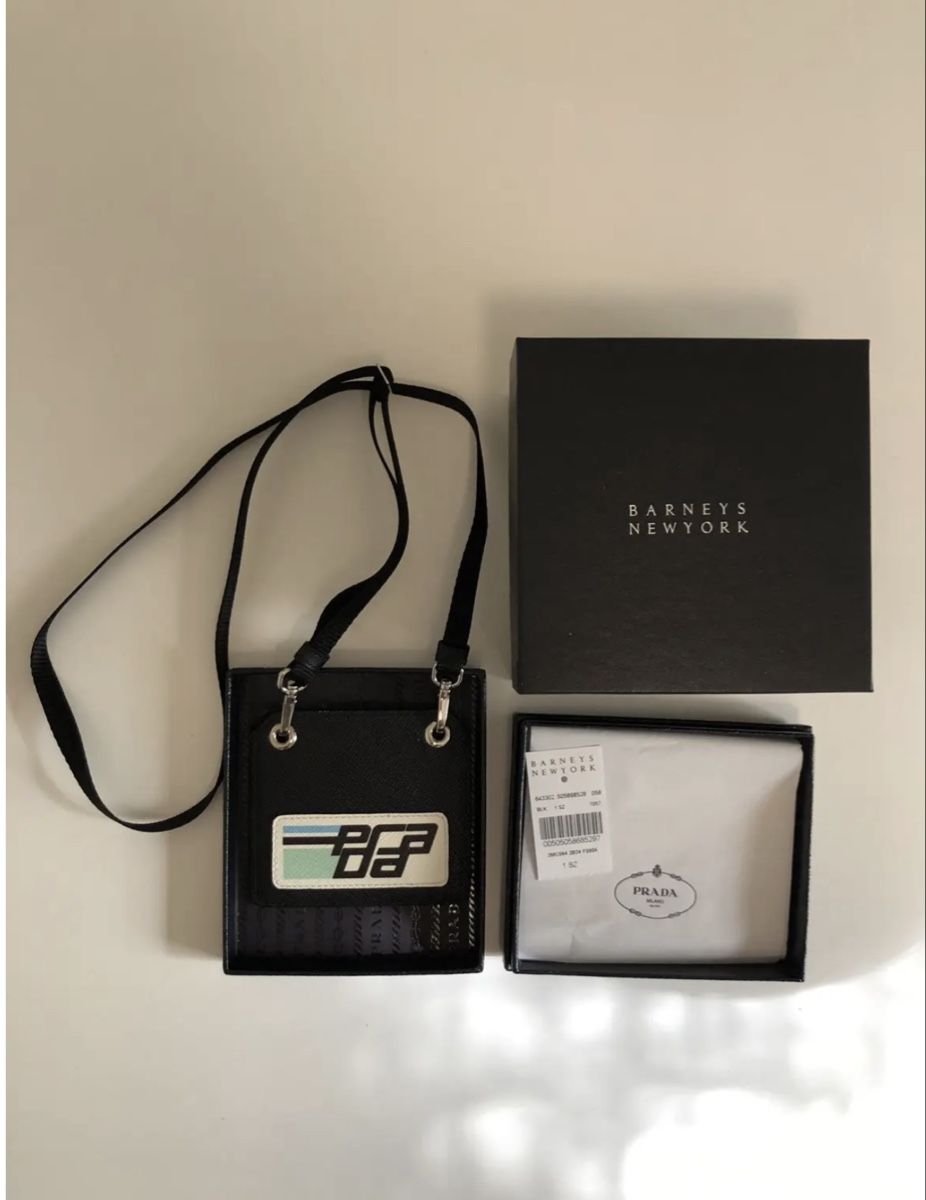 Prada Altro in  Abbigliamento & Accessori: Prada Kartenetui Neck Wallet Saffiano Leder Schwarz – Nuovo (secondo la descrizione) da Zürich venduto da Recode.Fashion 1