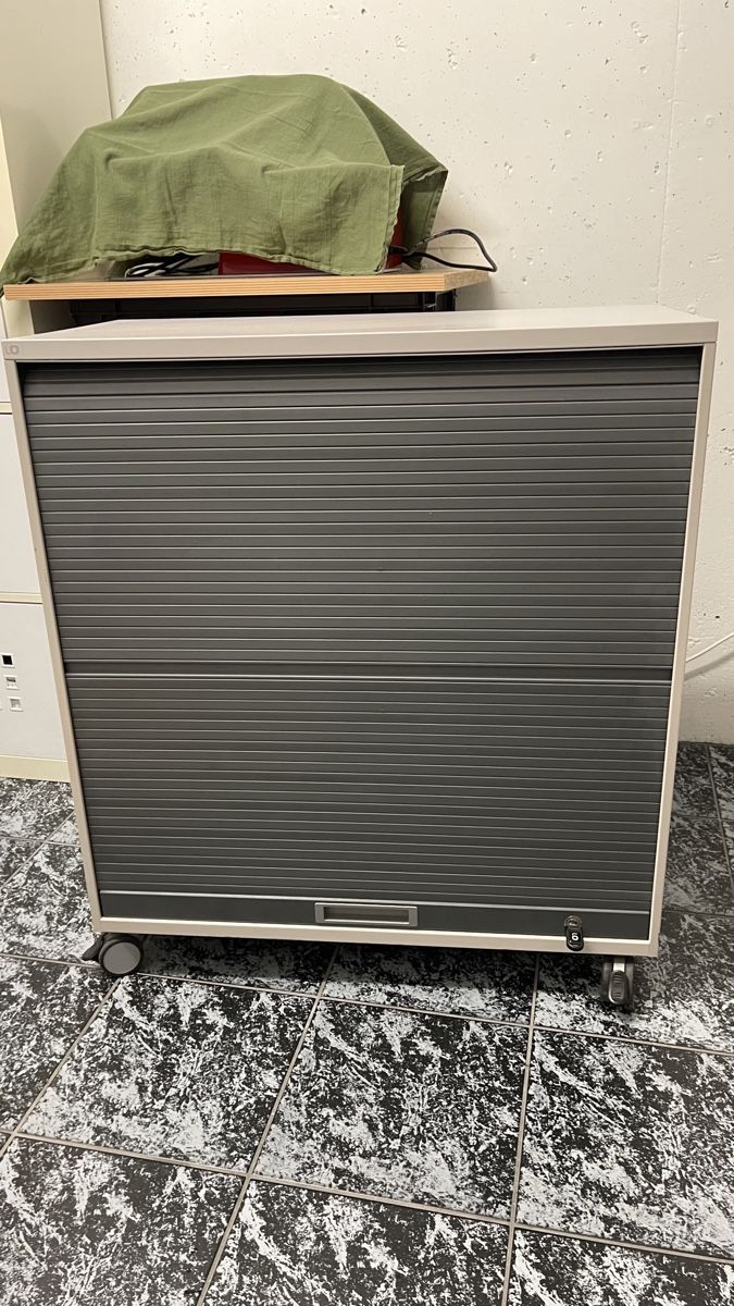 Lista Korpus: Rollschrank mit abschliessbaren Türen – Gebraucht aus Winterthur von Vinyljunkie