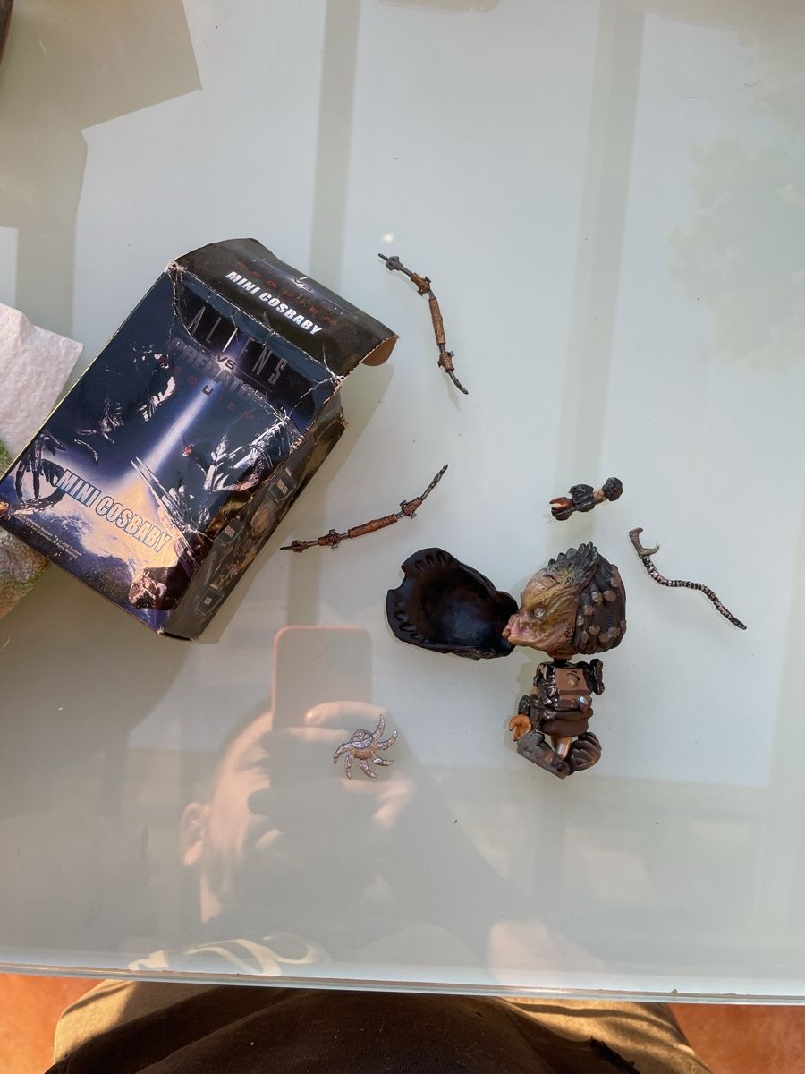 Figuren: Figurine mini cosbaby alien vs predator  – Gebraucht aus Les Brenets von serialdrink