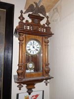 Antike Wanduhr mit Adler-Top, Uhren-Mechanik, Holzgehäuse