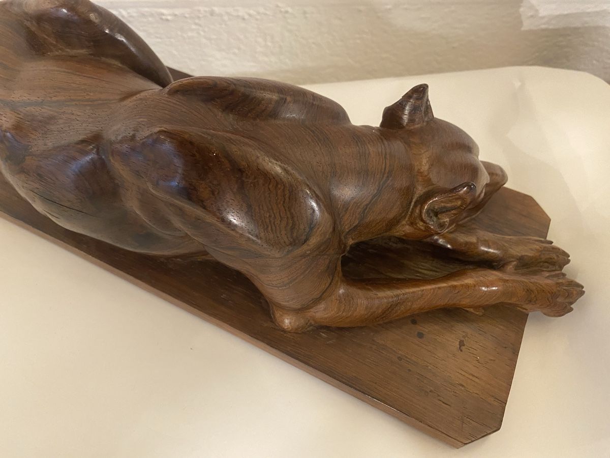 Figuren: FIGUR LIEGENDER HUND  „ BRIENZERSCHNITZEREI“  H.HUGGLER SIG. – Gebraucht aus St. Gallen von Goldband 2