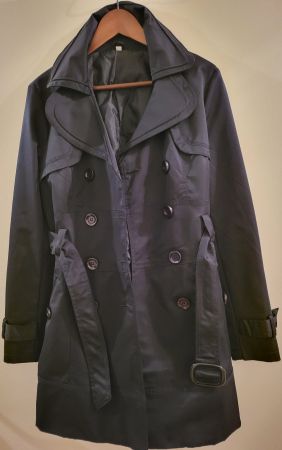 Schöne dunkelblaue Trenchcoat