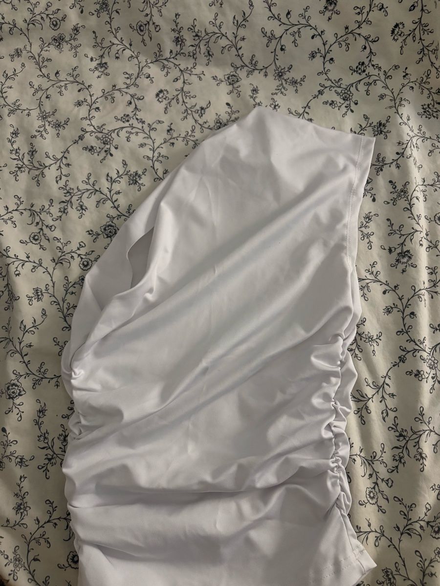 Shein Tops: Top bianco mono spalla nuovo – Neu (gemäss Beschreibung) aus Lamone von sar_9bsk 1