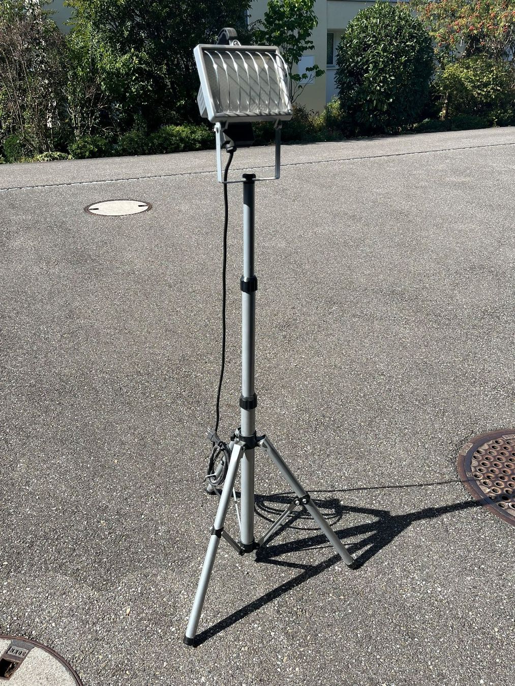 Lampade: Baulampe Halogen mit ausziehbarem Stativ – Usato da Oberrohrdorf venduto da Anuschka5 1