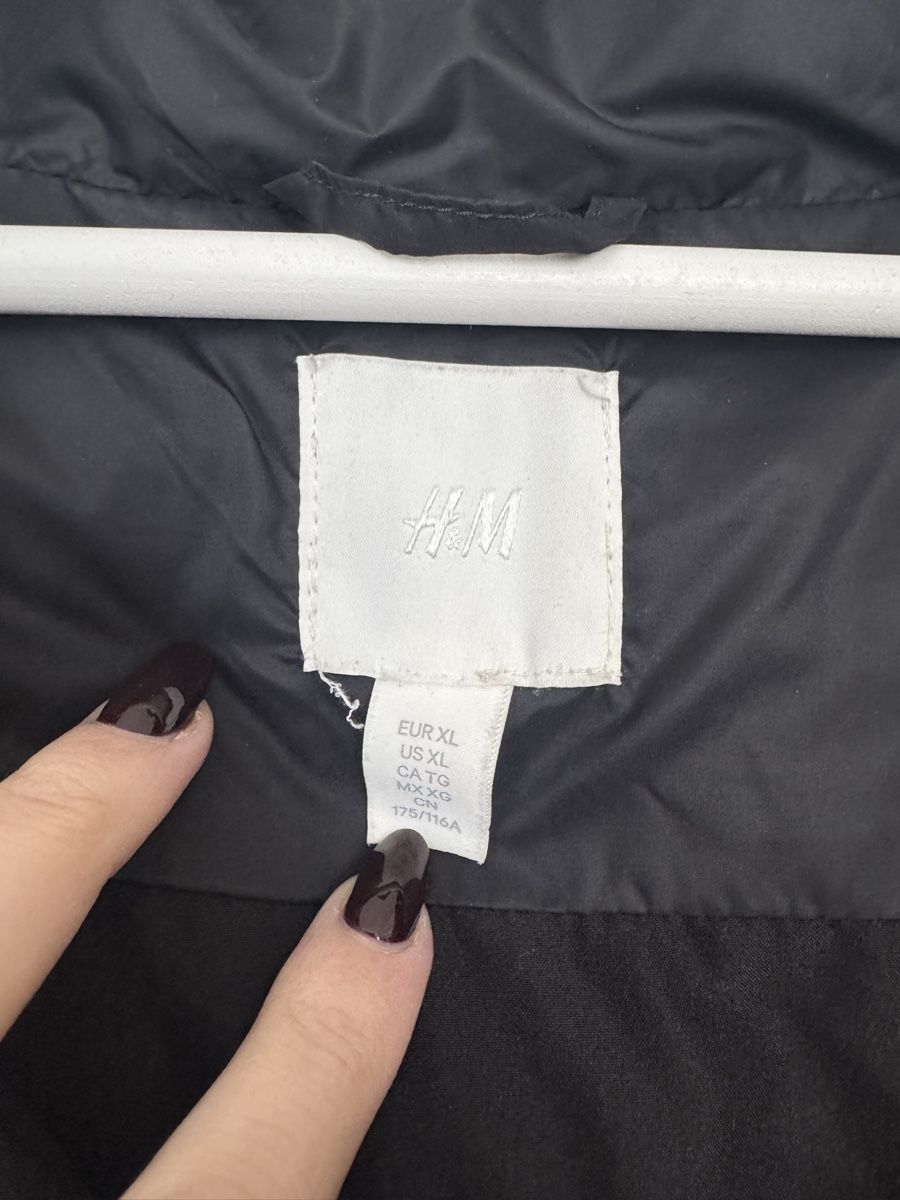 H&M Gilet & Giacche senza maniche: Daunengilet H&M in Schwarz – Usato da St. Gallen venduto da tatjana55 1