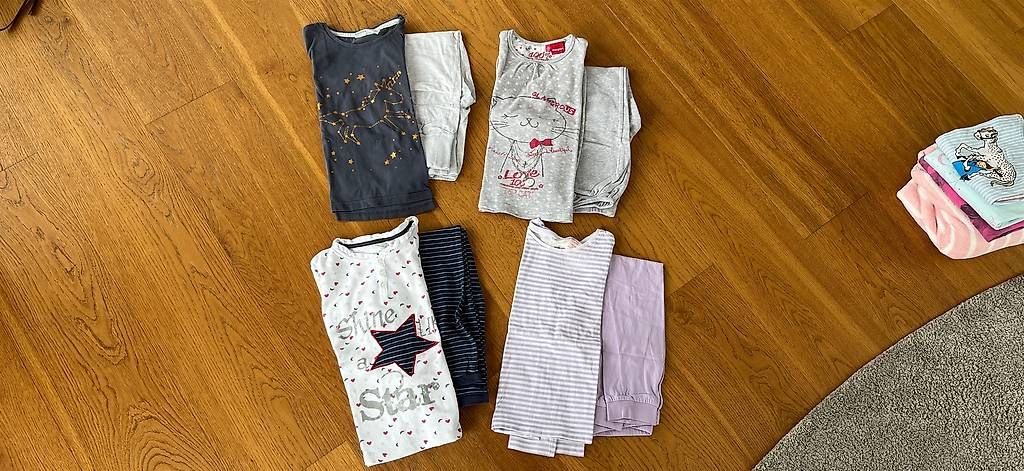 Pyjamas & Ähnliches: Kleiderpaket 122/128 Mädchen Pyjamas lang – Gebraucht aus Kastanienbaum von pet_57dn