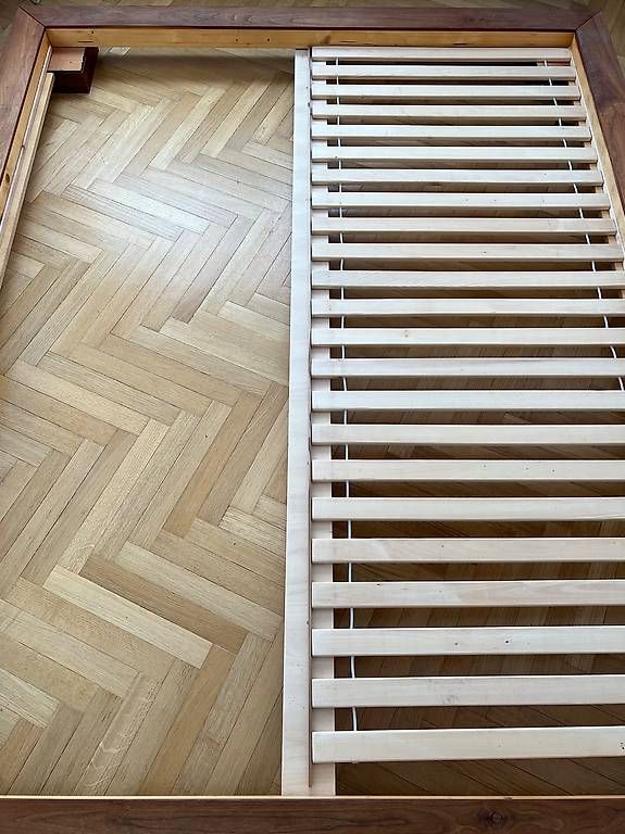 Betten: Doppelbett aus Nussbaumholz – Gebraucht aus Zug von pag_2f72 3