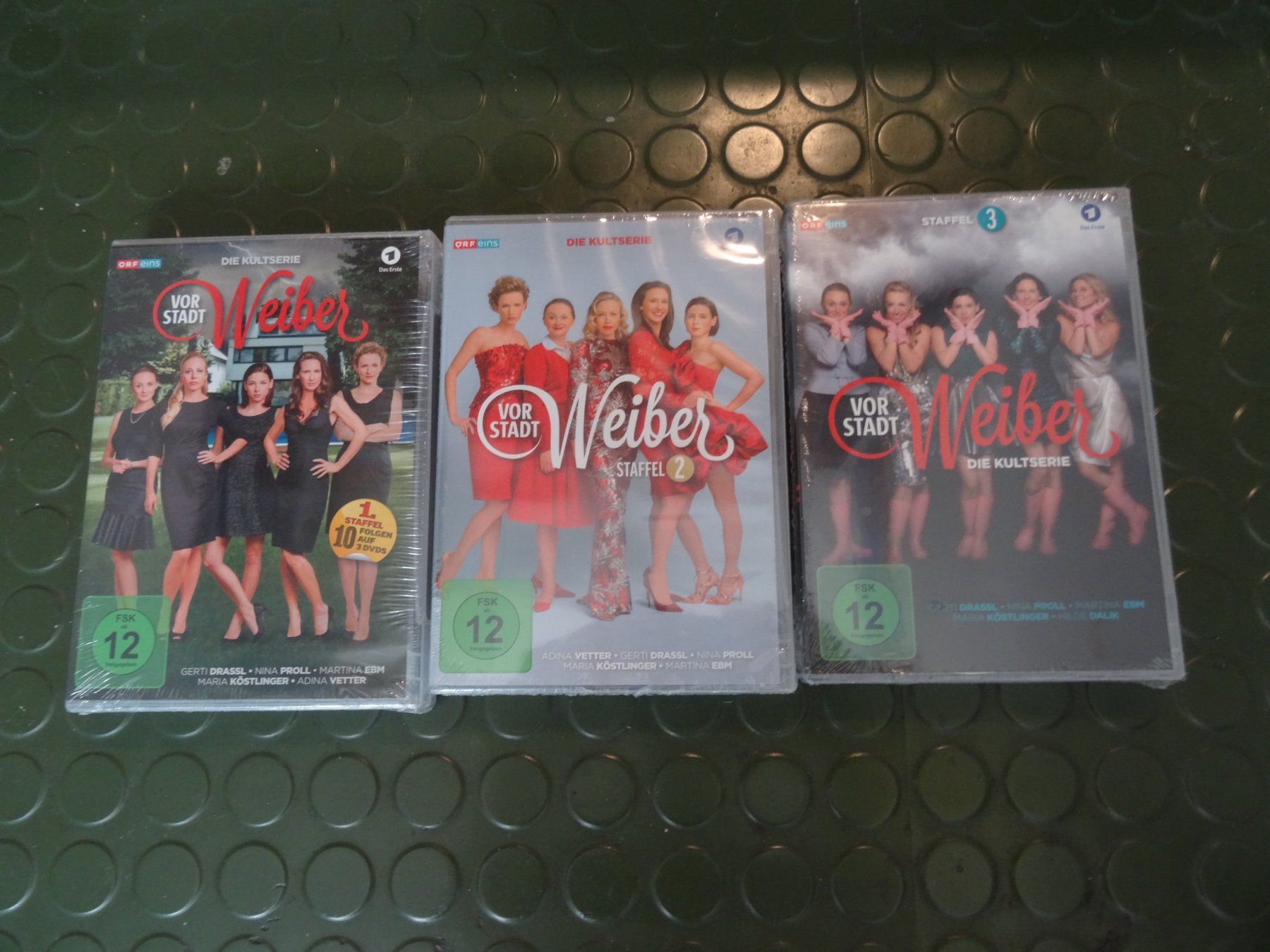 Tutti i DVDs: Vorstadtweiber Staffel 1-3 DVD NEUWARE – Usato da Olten venduto da Disc-Verkauf