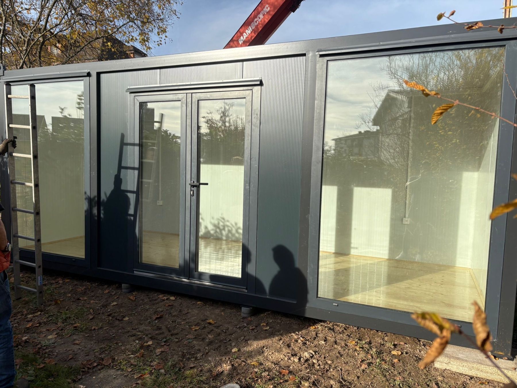 Contenedor modular de oficina y tienda con suelo de roble – 6 × 2,40 m detalle 1