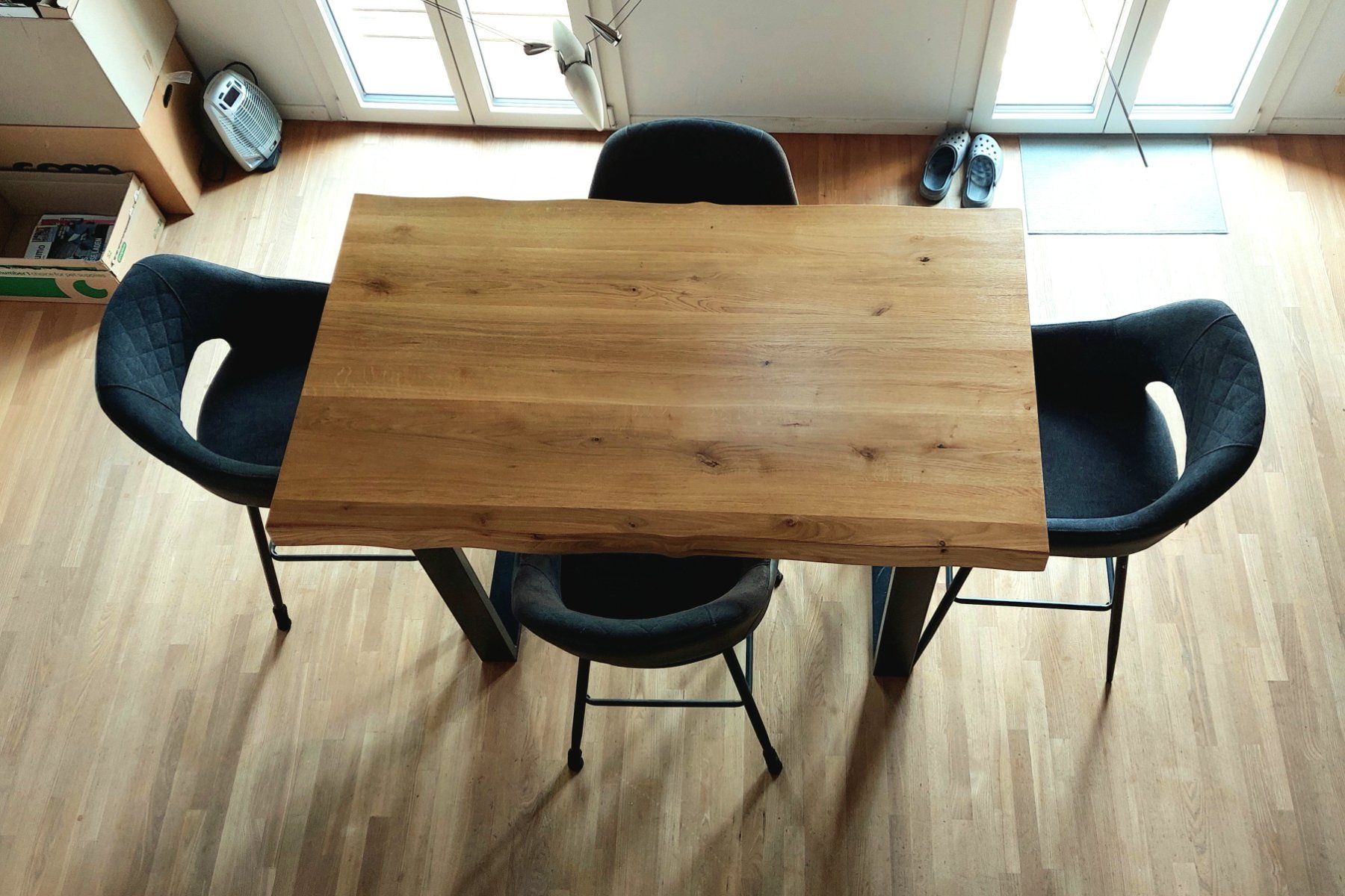 Tavoli: Bartisch mit vier Barhocker – Usato da Hochdorf venduto da Teilnehmer2 2