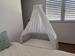 Weisses "Babybay original" mit Zubehör