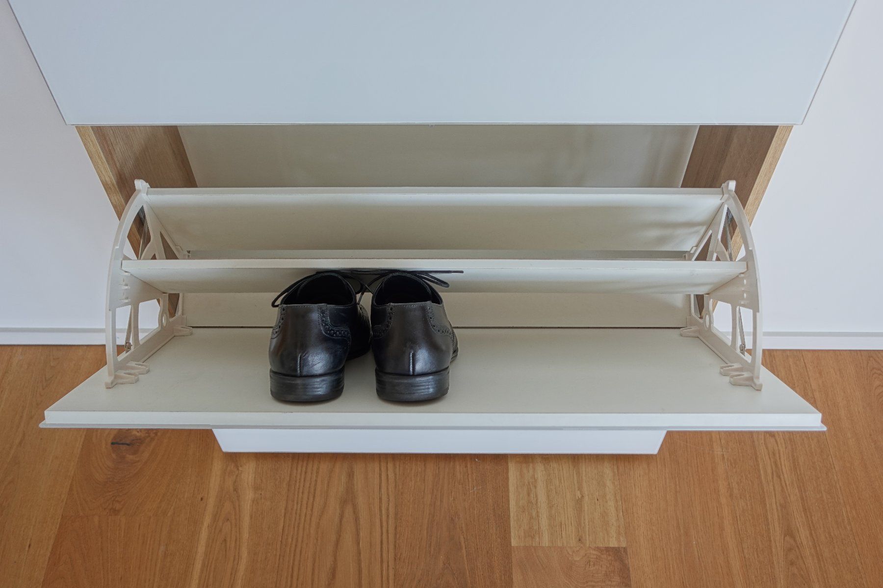 Pfister Armadi: Schuhschrank mit Milchglas, Eichenoptik, 3 Klappen, topp – Usato da Luzern venduto da bigbennybunny 2