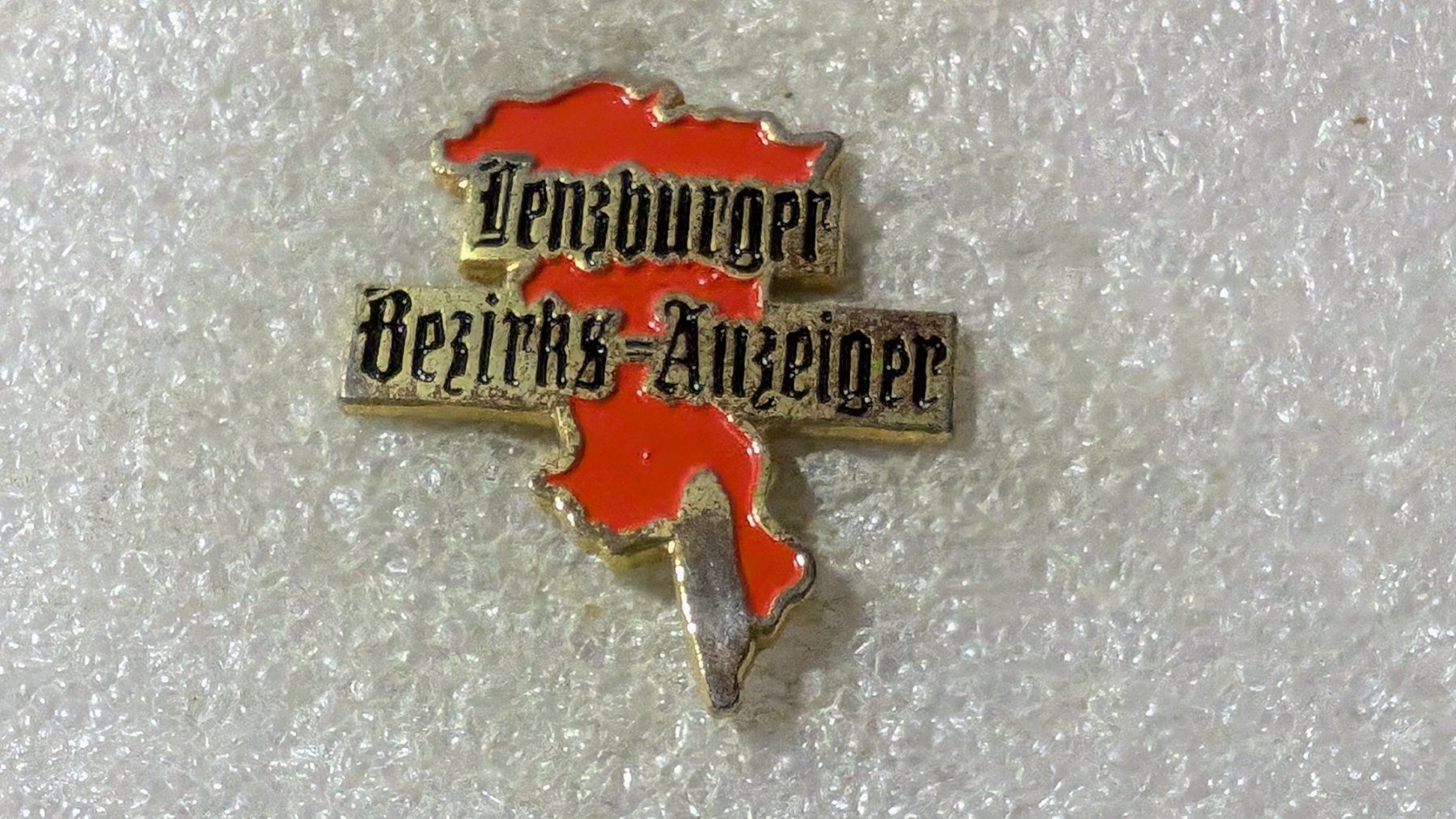 Placchette & Badge: Ansteckpin 166: Lenburger Bezirks Anzeiger – Usato da Oppligen venduto da Pin-Fall-Shop