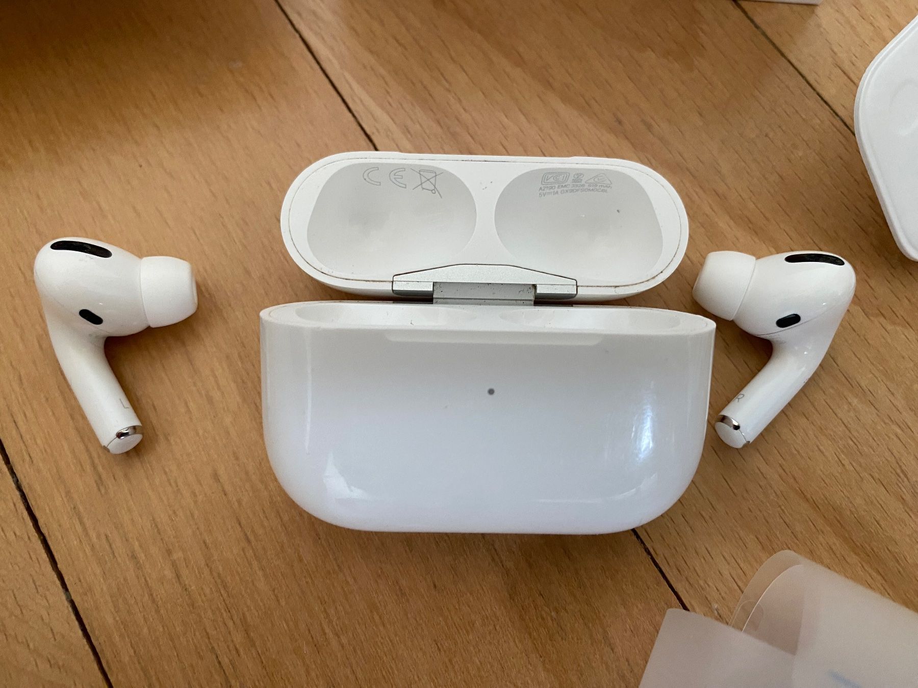 Apple Cuffie: Apple AirPods Pro with Wireless Charging Case – Difettoso da Rüti ZH venduto da Ckr 1