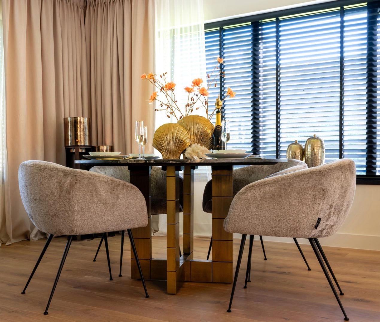Chaises: RICHMOND INTERIORS*** Dining chair Ruby taupe chenille – Neuf avec emballage d'origine à Ruswil par Miami-2026 2