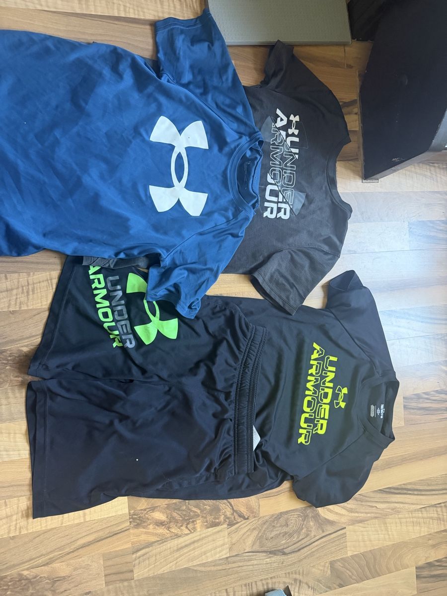 Under Armour Lotti & Set di vestiti: Under armor bundle: 4 Tshirt 1 Turnhose – Usato da Lenzburg venduto da Stone07