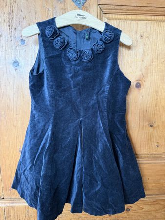 Samtkleid dunkelblau Rosendekor Gr. 120 cm top Zustand