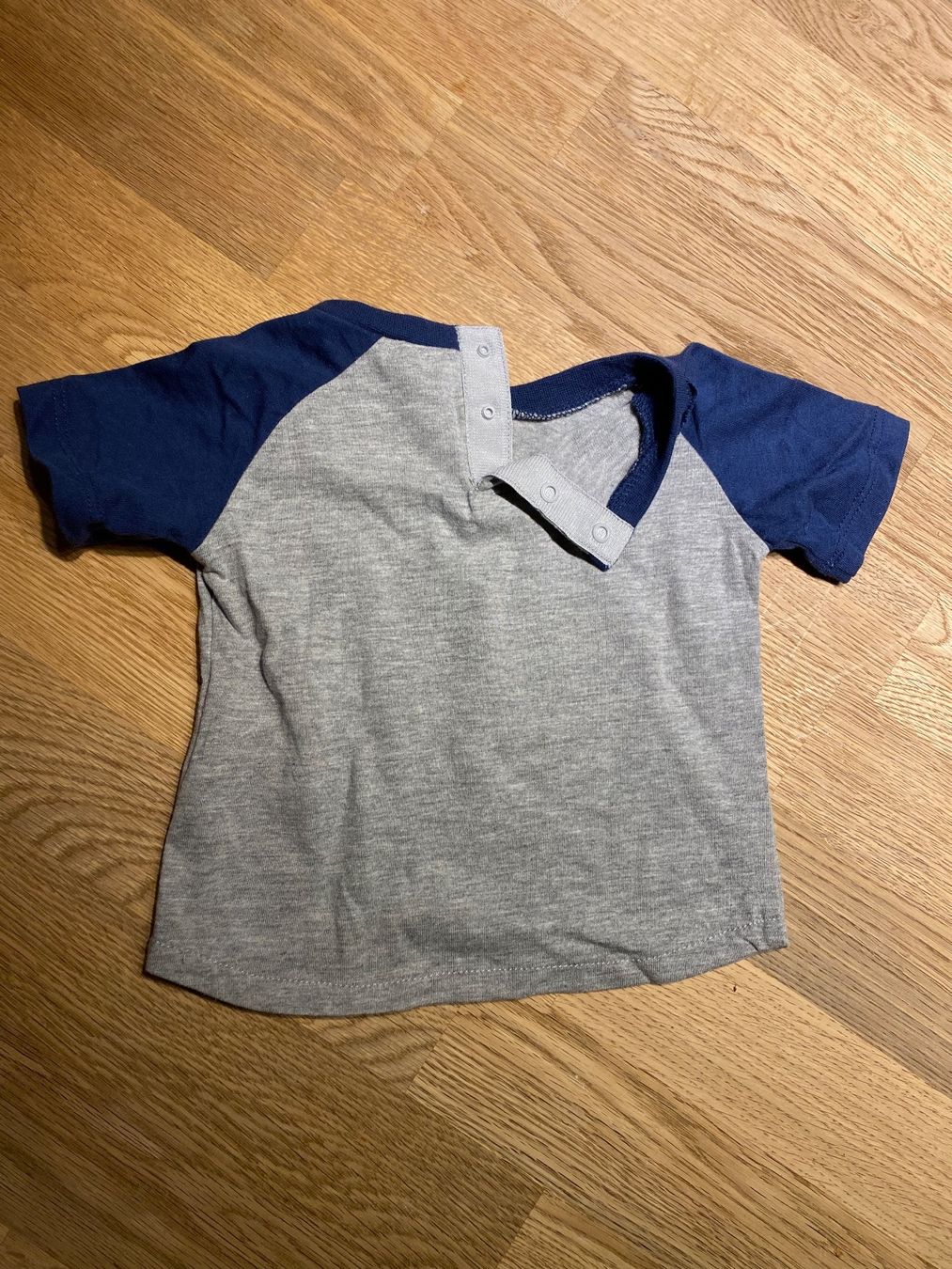 Hemden, Tops & T-Shirts: Baby T-Shirt Converse 6-9M – Neu (gemäss Beschreibung) aus Trachslau von M_Schmid81 3