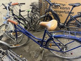 Damenvelo blau mit Korb und Gepäckträger gebrauchter Zustand