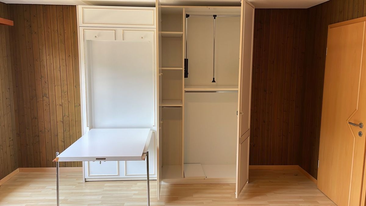Armadi: Weisser Kleiderschrank mit Gästebett – Usato da Lachen SZ venduto da Julia1111 1