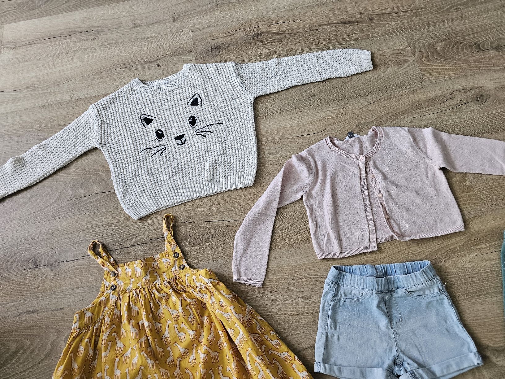 Lotti & Set di vestiti: Kinderkleider  5-teilig GR 122 – Usato da Grosshöchstetten venduto da Qenko 2