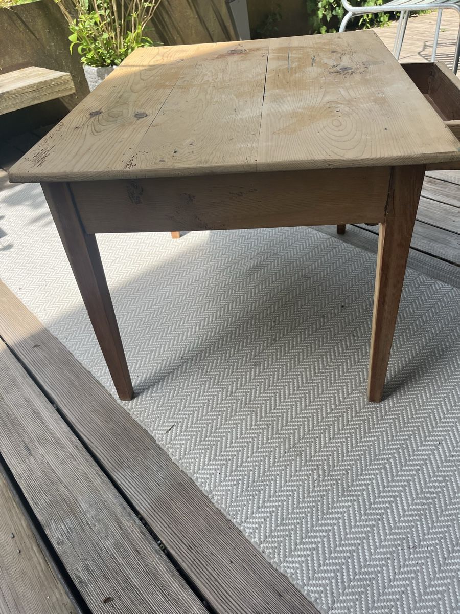 Tavoli: Antiker Holztisch mit Schublade  – Usato da Eglisau venduto da gprojects 1
