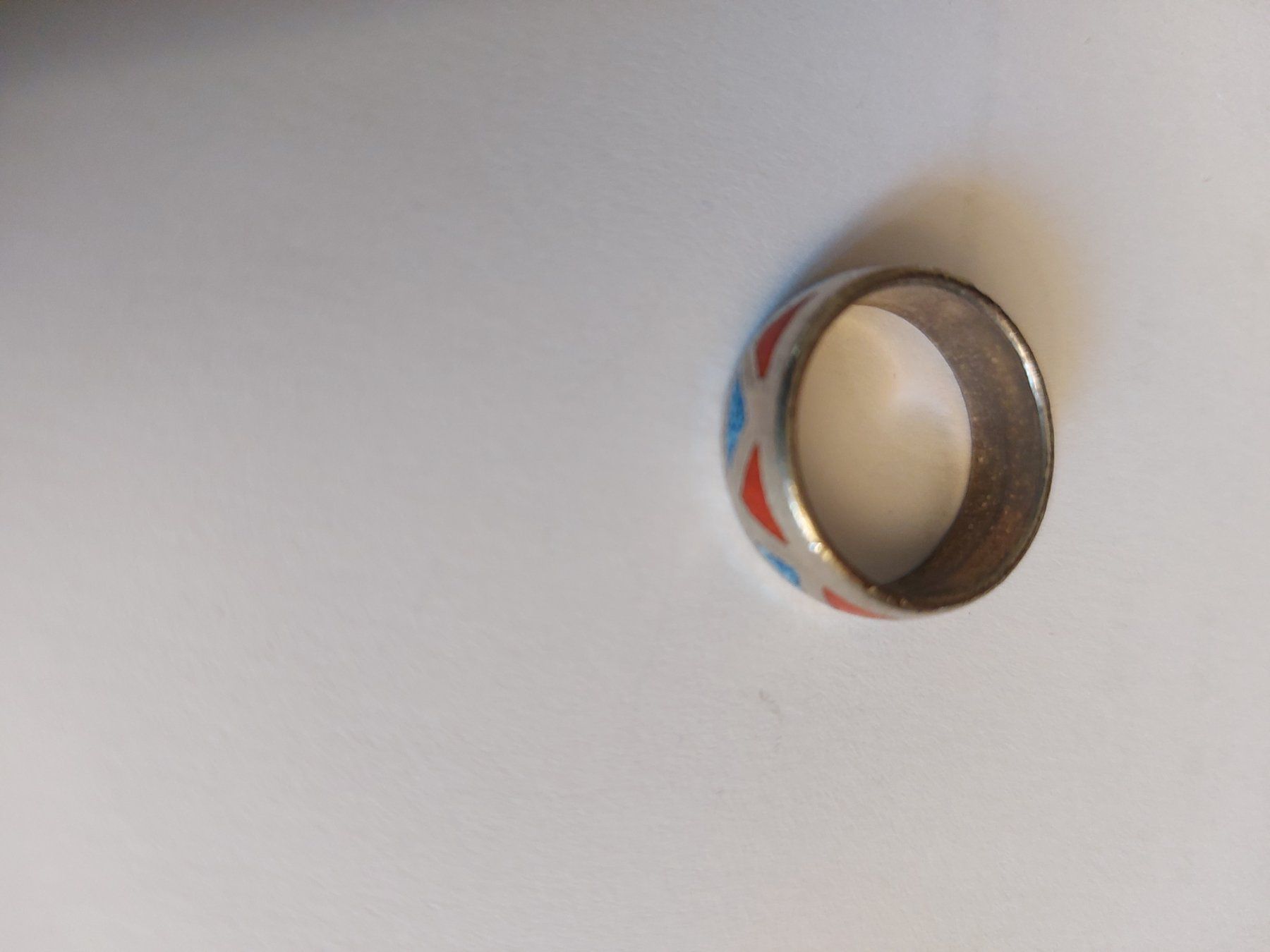 Anelli: Silberfarbener Ring mit buntem Muster, Grösse 18 mm – Nuovo e nell'imballaggio originale da St. Gallen venduto da kamel27