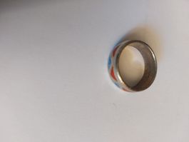 Silberfarbener Ring mit buntem Muster, Grösse 18 mm
