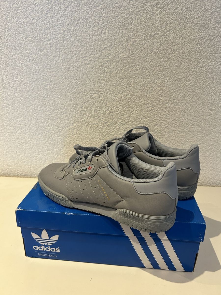 Adidas Scarpe da uomo: adidas Yeezy Powerphase Calabasas Grey – Nuovo (secondo la descrizione) da Kandersteg venduto da StivieSmallz 2