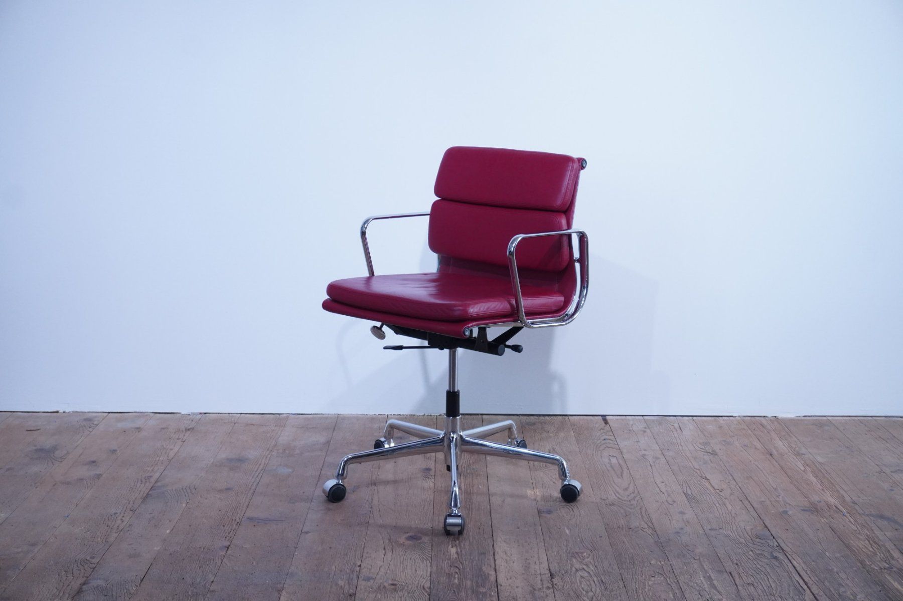Vitra Sedie: Vitra Eames Soft Pad Chair EA217 Leder rot – Usato da Bad Zurzach venduto da QLASSIQ 4