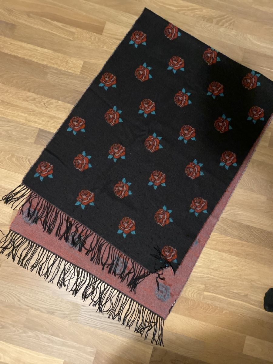 H&M Foulards, Tücher & Schals: Wendbarer Schal mit Rosenmuster schwarz/rosa – Gebraucht aus Basel von selinalivia 2