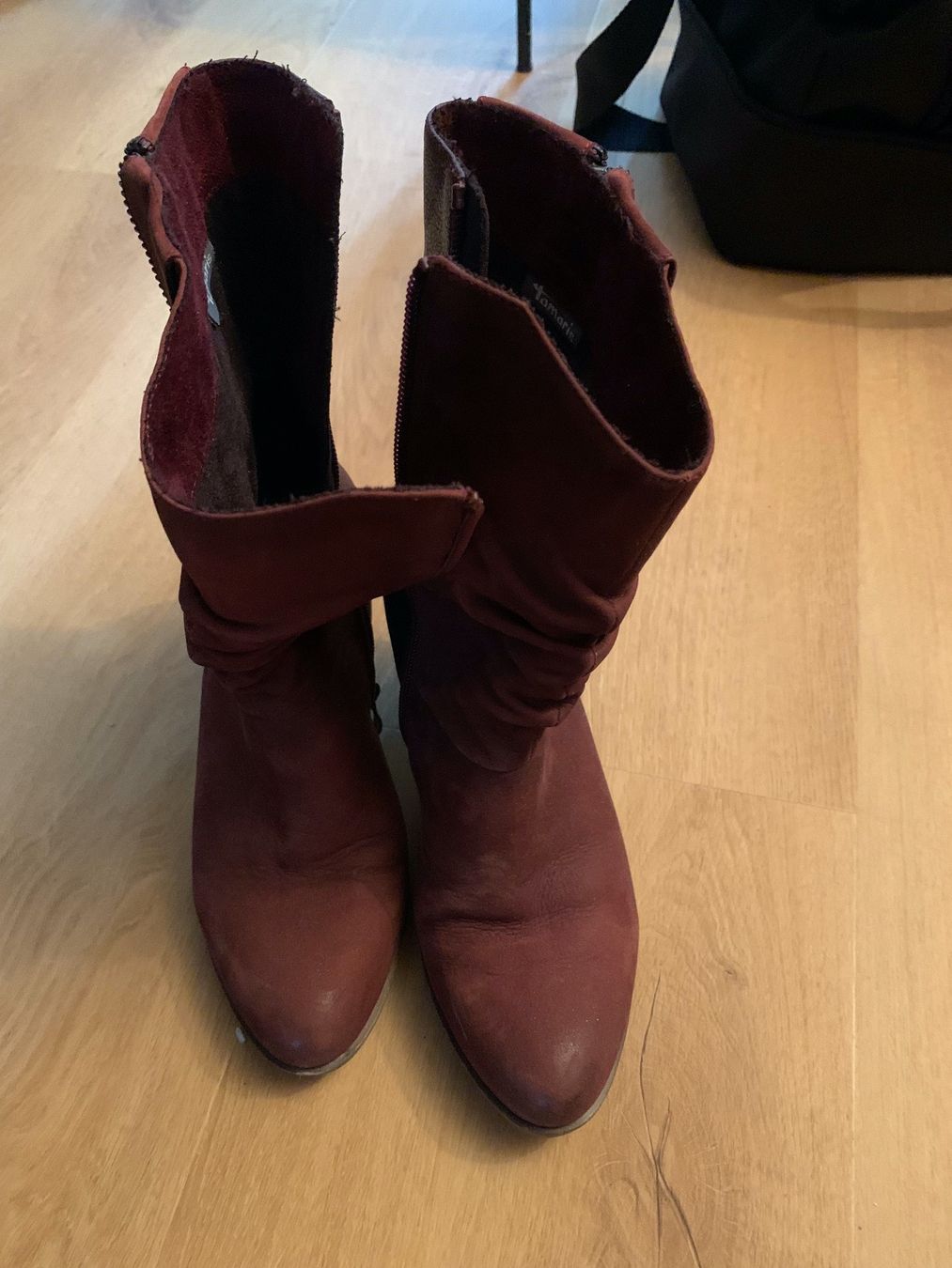 Tamaris Scarpe da donna: Stiefelette aus Leder, weinrot – Usato da Meilen venduto da Flockenwirbel
