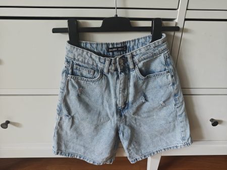 Strativarius short size 32
