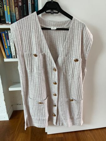 Taille 36  Il y a une ceinture qui va avec.