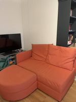 Oranges Bettsofa mit Stauraum