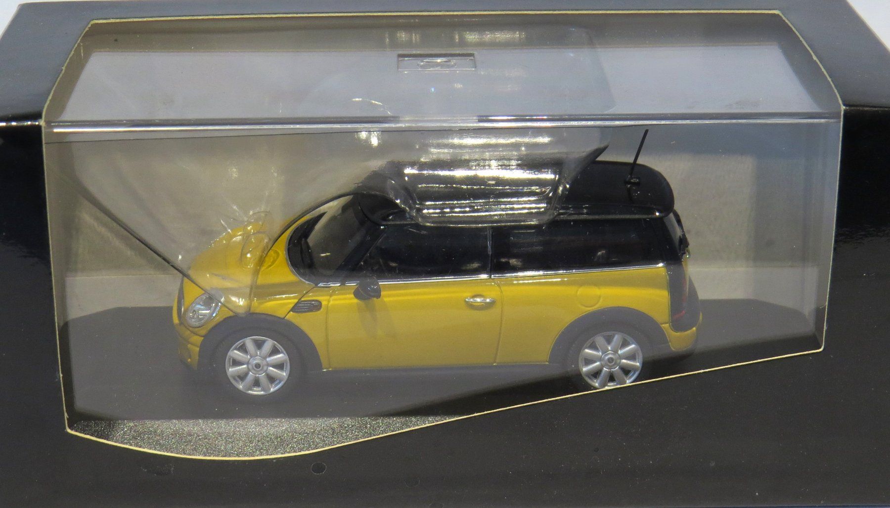 Minichamps Modellini d'auto: 1:43 Mini Clubman – Nuovo e nell'imballaggio originale da Ettingen venduto da Burago 2