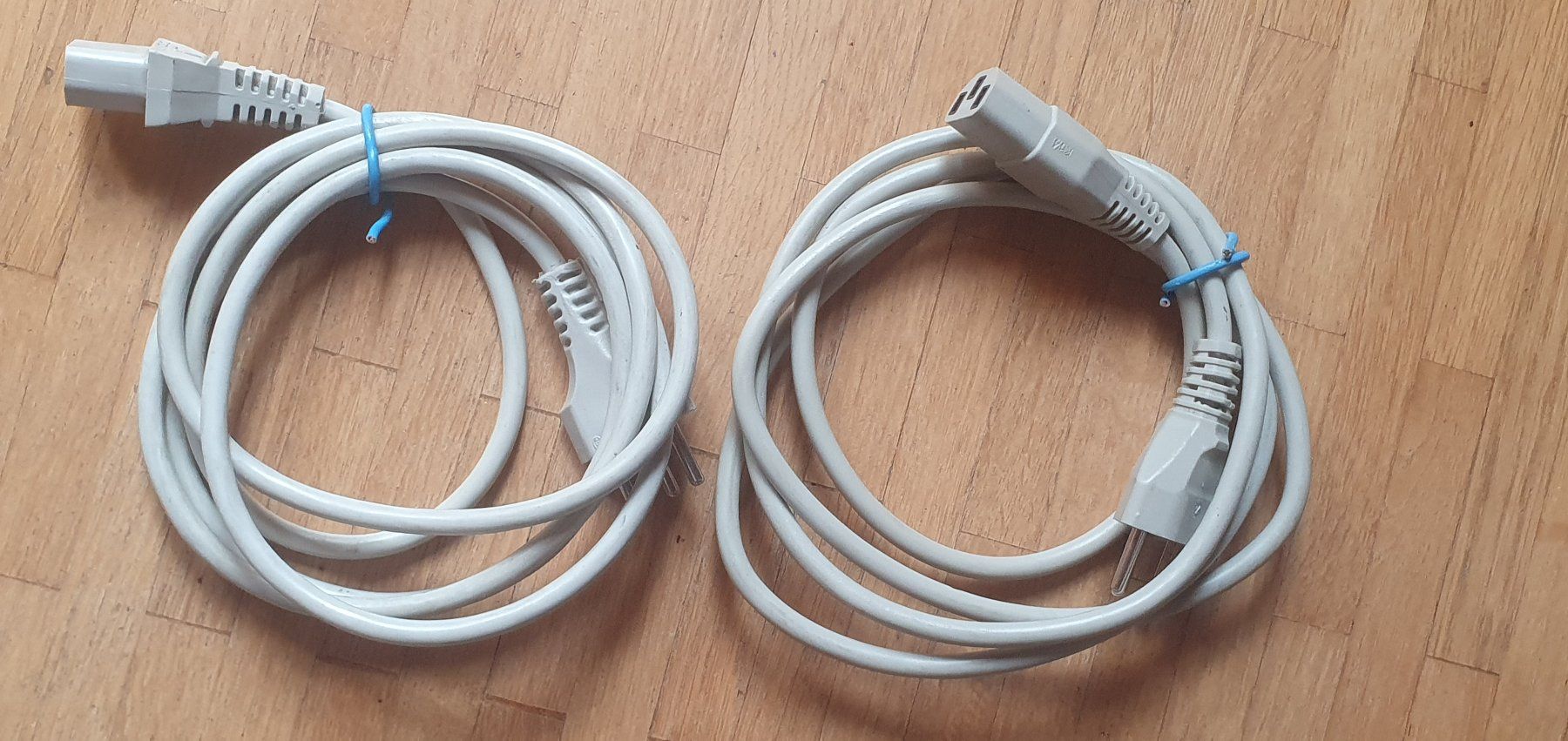 Cavi: Diverse Stromkabel mit Apparatestecker + FlachsteckerCH/D/GB – Usato da Schliern b. Köniz venduto da Evivo