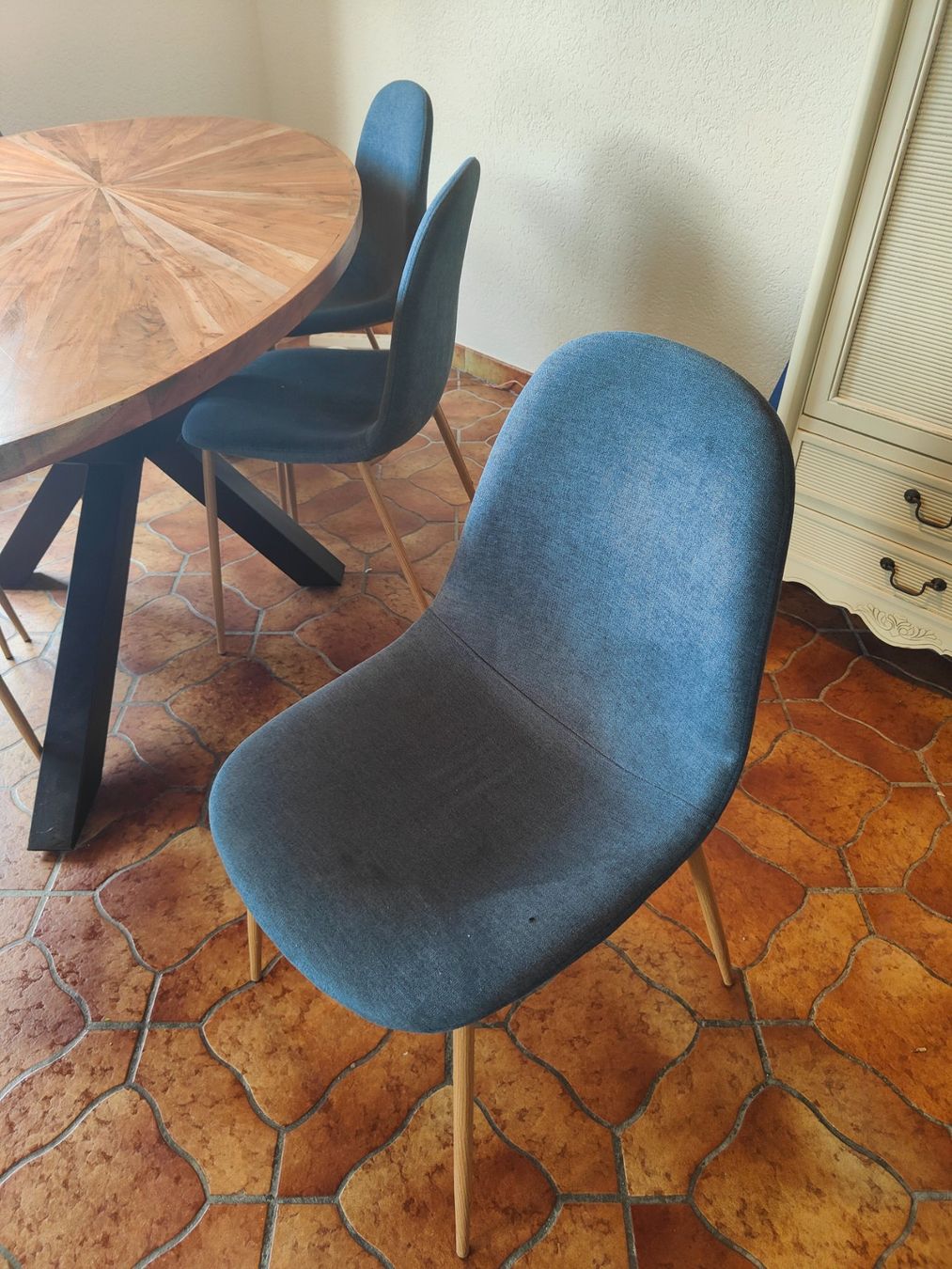 Set di tavolo e panche: Schöner Tisch mit Stühlen – Usato da Dittingen venduto da Don-Leon 2