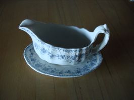 Antike Sauciere mit Unterteller, blau weiss Muster
