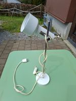 Weisse Vintage Lampe, flexibel und stilvoll für jedes Büro