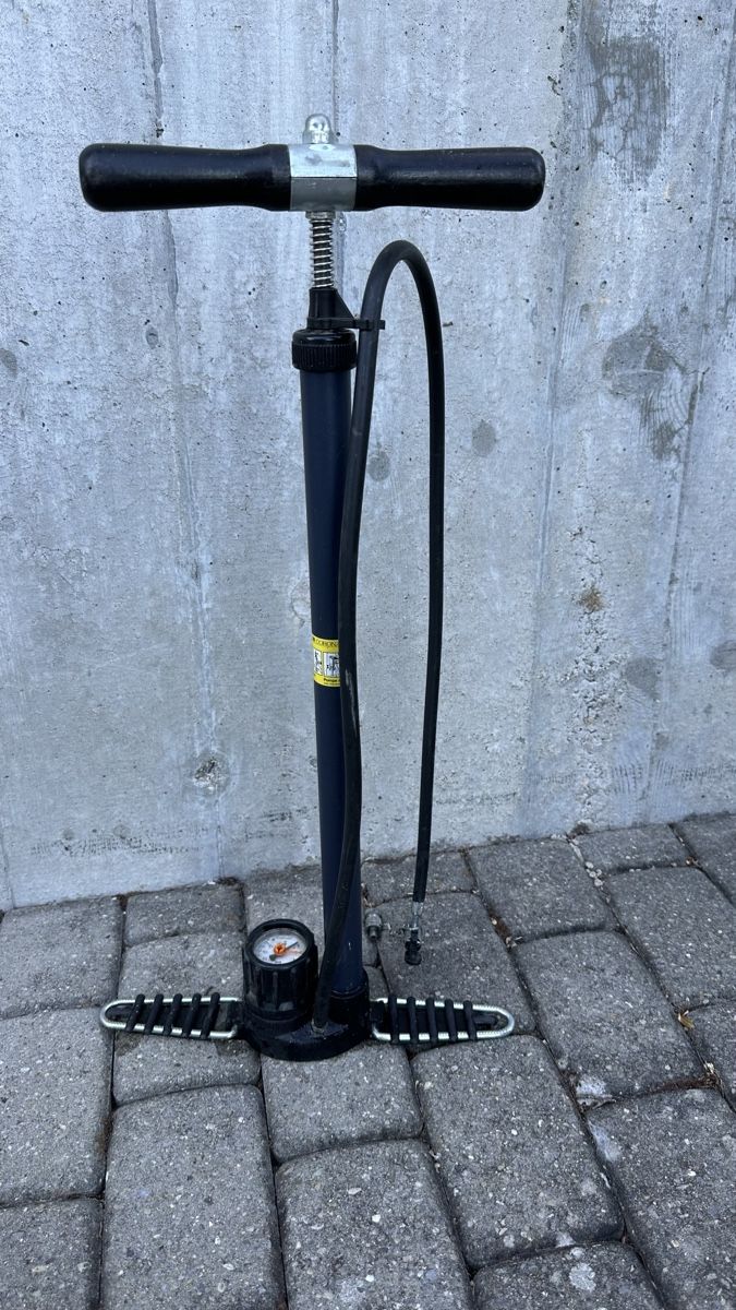 Intex Pompe: Standluftpumpe mit Manometer schwarz gebraucht – Usato da Merzligen venduto da ste_v9jq