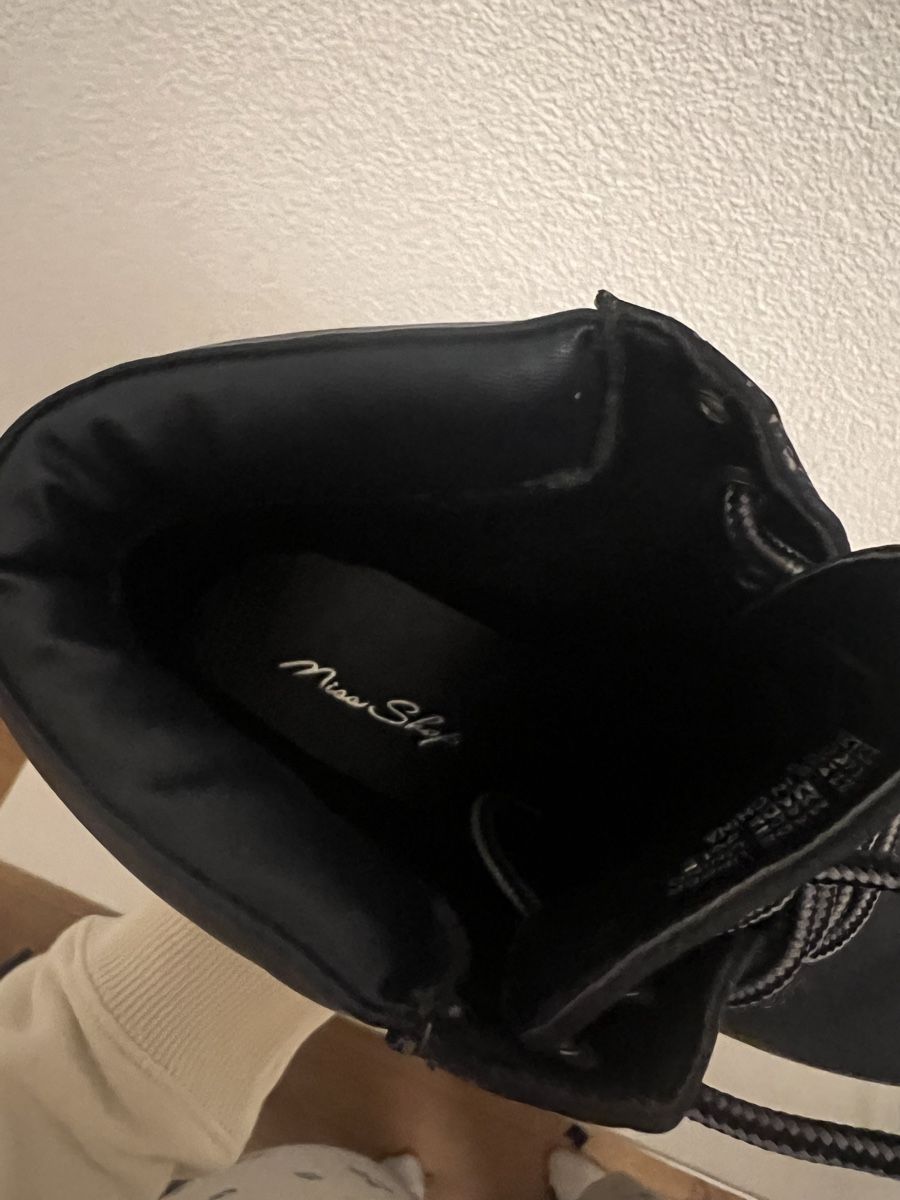 Scarpe da donna: Dunkelblaue Stiefeletten mit Absatz – Usato da Luzern venduto da sydney01. 3