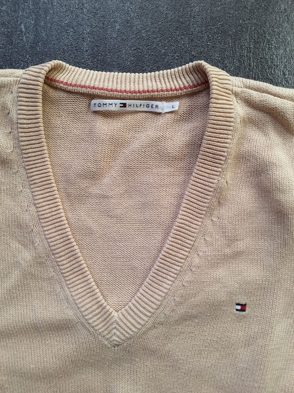Tommy Hilfiger Pullover & Sweatshirts: Tommy Hilfiger Pullover V-Ausschnitt beige Grösse L – Gebraucht aus Utzigen von Velvet8 1